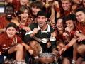Carlos Alcaraz celebra con los recogepelotas su segundo Roland Garros
