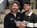 Carlos Alcaraz posa junto a Juan Carlos Ferrero con la copa de campeón de Roland Garros