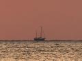 El velero Madleen en el horizonte mientras se acerca al puerto de Ashdod