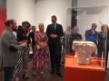 Patricia del Pozo, en el centro, en la muestra con piezas de Medina Azahara