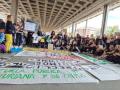 Profesores se concentran mientras sindicatos y Principado negocian para poner fin a la huelga