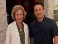 La reina Sofia con el dueño del restaurante que visitó en Galicia