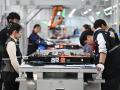 Trabajadores chinos de una planta de baterías para coches