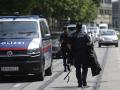 Agentes de la policía austríaca despliegan un operativo tras el mortal tiroteo en Graz