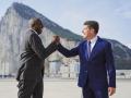 El ministro británico de Exteriores David Lammy (i) y el ministro principal de Gibraltar, Fabian Picardo, en Gibraltar tras el acuerdo con España