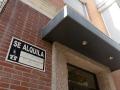 Un cartel de 'Se alquila' pegado a un edificio