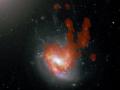 Imagen de NGC 4858 obtenida por el Telescopio Espacial Hubble, que muestra los zarcillos estelares que se extienden hacia el norte desde el disco espiral barrado