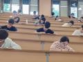 Varios alumnos durante un examen de la PAU 2025 en Cádiz