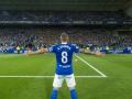 Cazorla celebra el pase a la final del playoff de ascenso con los aficionados del Real Oviedo