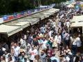 Cientos de personas durante la Feria del Libro de Madrid, en el parque del Retiro