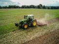 Iamgen de archivo de un tractor trabajando en el campo