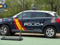Un coche de Policía en un parque
