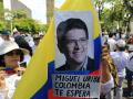 Una foto del senador Miguel Uribe Turbay sobre la bandera colombiana durante la Marcha del silencio