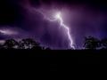 Rayo de tormenta en la oscuridad