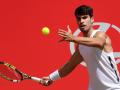 Carlos Alcaraz, en acción durante una sesión de entrenamiento en el torneo de tenis de Queen's