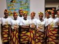 Dos religiosas mercedarias con varias jóvenes mozambiqueñas