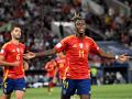 Nico Williams y Ferran Torres en un partido con España