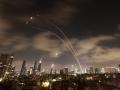 Los sistemas de defensa aérea israelíes se activaron para interceptar misiles iraníes sobre la ciudad israelí de Tel Aviv