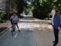 El alcalde de Valladolid, Jesús Julio Carnero, en el carril bici recién inaugurado que ha sido definido por Óscar Puente como "adefesio"