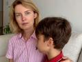 Imagen del alumno afectado junto a su madre