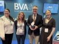El catedrático José Ignacio Redondo ha recibido el VetRecord Impact Award 2025 de manos de las editoras de la revista Veterinary Record: Suzanne Jarvis, Valentina Busin y Emma Boxer.

REMITIDA / HANDOUT por CEU UCH
Fotografía remitida a medios de comunicación exclusivamente para ilustrar la noticia a la que hace referencia la imagen, y citando la procedencia de la imagen en la firma
18/6/2025