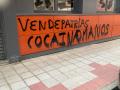 Pintadas realizadas en la sede del PSOE de León capital.