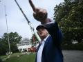 El presidente de Estados Unidos, Donald Trump, habla con la prensa mientras los trabajadores instalan un gran asta de bandera en el Jardín Sur de la Casa Blanca en Washington, D.C.,