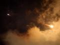 estelas de cohetes en el cielo sobre la ciudad costera israelí de Netanya