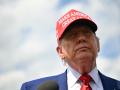 El presidente de Estados Unidos, Donald Trump, habla con la prensa a su llegada al Aeropuerto Municipal de Morristown, Nueva Jersey