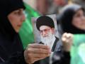 Un simpatizante de Hezbolá porta una imagen del líder supremo de Irán, el ayatolá Alí Jamenei, durante una protesta
