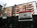 En la valla de una urbanización, se ven colgados dos carteles de 'Se alquila'