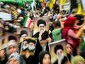 Iraníes sostienen retratos del líder supremo de Irán, el ayatolá Alí Jamenei, para condenar los ataques de Estados Unidos e Israel contra Irán