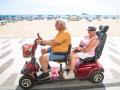 Imagen de archivo de de una pareja paseando en una 'scooter' por Benidorm.