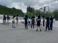 Inmigrantes paseando por el patio del colegio Trisquel