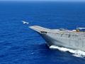 Un caza de combate Harrier despega de la cubierta del portaaeronaves Juan carlos I