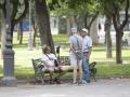 Personas ,mayores en un parque de Córdoba