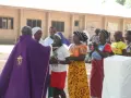 Sacerdote nigeriano otorgando la Comunión