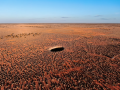 Vista de la llanura de Nullarbor, en Australia, y la entrada a una de las cuevas