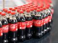 Botellas de Coca Cola en una fábrica de la compañía