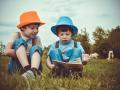 Dos niños leyendo y comentando un libro