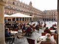 Plaza Mayor de Salamanca y gente en las terrazas