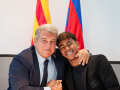 Lamine Yamal y Joan Laporta, tras firmar la renovación del futbolista