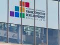 Fachada del Palacio de Congresos FIBES de Sevilla este viernes. La IV Conferencia Internacional sobre Financiación para el Desarrollo (FFD4), que acogerá Sevilla a partir del próximo lunes hasta el 3 de julio, se suma a las grandes citas de relevancia mundial, como la Exposición Iberoamericana de 1929 o la Expo'92, que la capital de Andalucía ha albergado a lo largo de su historia. EFE/ Julio Muñoz