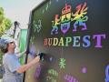 Un trabajador prepara un cartel arcoíris con el logotipo del ayuntamiento de Budapest en el centro de la capital el 27 de junio de 2025