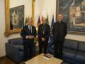 Visita institucional de monseñor Jesús Fernández al Palacio de la Merced..

Ambos intercambieron impresiones sobre la realidad social cordobesa   

   CÓRDOBA, 29 (EUROPA PRESS) 

   El presidente de la Diputación de Córdoba, Salvador Fuentes, ha recibido la visita de monseñor Jesús Fernández, obispo de Córdoba, encuentro en el que también estuvo presente el vicario general de la Diócesis, Jesús Daniel Alonso.

   Durante esta primera visita institucional, según ha informado la Diputación en una nota de prensa, Fuentes ha dado la bienvenida a Córdoba al prelado y ha mostrado la mano tendida de la Corporación a aquellos proyectos e iniciativas que redunden en el bienestar de la sociedad cordobesa.

   Para el máximo responsable de la institución provincial, "esta primera toma de contacto nos ha permitido intercambiar impresiones sobre la realidad social de la provincia de Córdoba".

   Tras la reunión, Fuentes, junto a la delegada de Presidencia, Gobierno Interior y Vivienda de la institución provincial, Marta Siles, ha acompañado al Obispo en su visita a la Iglesia de la Merced.

 

POLITICA 
DIPUTACIÓN DE CÓRDOBA