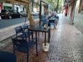 Aspecto de la terraza de un bar de barrio pasadas las 9 de la noche del domingo