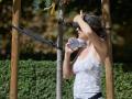 Una mujer con una botella de agua, en una imagen de archivo