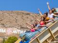 Imagen de archivo de personas subidas a una de las atracciones del parque temático Terra Mítica en Benidorm
