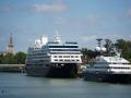 Varios cruceros atracados en Sevilla, con la Giralda al fondo