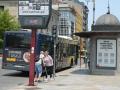 Dos personas se saludan al lado de un termómetro en la calle que marca 41 grados, a 12 de julio de 2022, en Orense, Galicia (España)